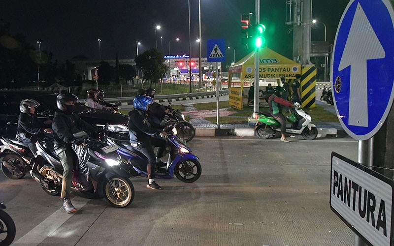 Pemudik dengan Sepeda Motor Menuju Jalur Pantura Mula Ramai - Bagian 2