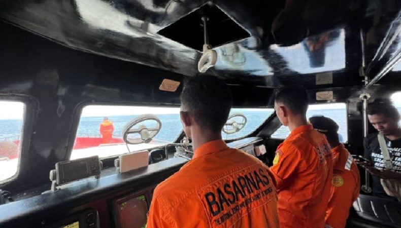 title Diterjang Gelombang, Kapal Angkut 12 Pemudik Mati Mesin di Perairan NTT Diterjang Gelombang, Kapal Angkut 12 Pemudik Mati Mesin di Perairan NTT