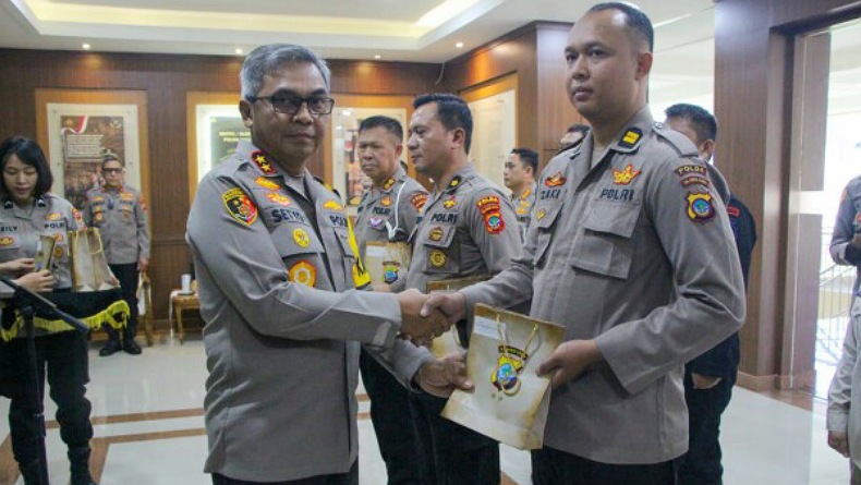 Kapolda Sulut Serahkan Bingkisan Idul Fitri 1444 Hijriah kepada Personel Polri