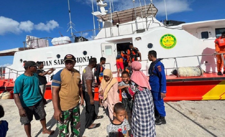 Tim Sar Evakuasi 9 Pemudik Dalam Kapal Mati Mesin Di Perairan Ntt