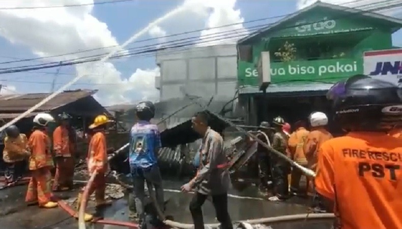 title Kebakaran di Pontianak Barat, 4 Bangunan Ludes Dilalap Api Kebakaran di Pontianak Barat, 4 Bangunan Ludes Dilalap Api