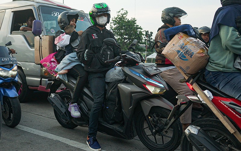 Jalur Kalimalang Diprediksi Ramai Pemudik Sepeda Motor Malam Ini - Bagian 1