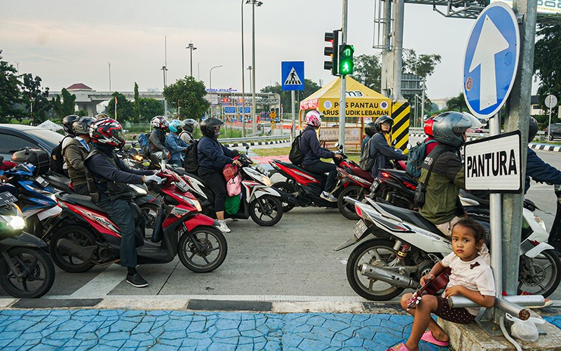 Jalur Kalimalang Diprediksi Ramai Pemudik Sepeda Motor Malam Ini - Bagian 3