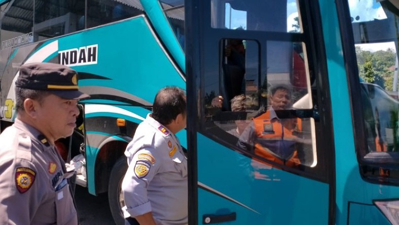 Petugas Tunda Keberangkatan Bus AKAP Angkut Pemudik, Ini Penyebabnya 