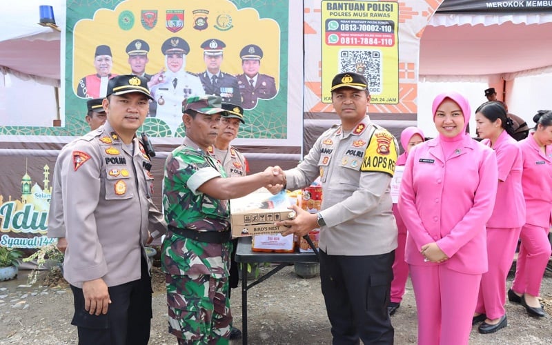 Personel Polres Mura Siaga saat Arus Mudik-Balik, Kapolres Bagikan Vitamin