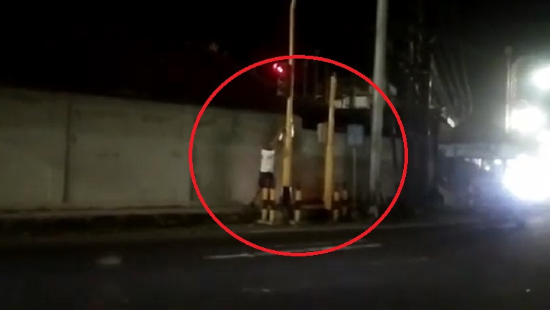 Kesal Susah Menyeberang, Pria Paruh Baya Rusak Lampu Merah di Gianyar Bali