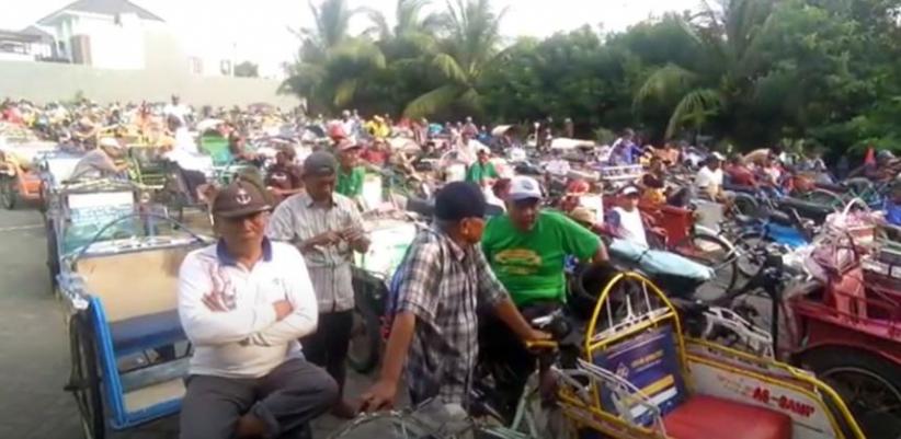 Kades Mojokrapak Bagikan Zakat ke Ribuan Tukang Becak, Antrean Capai 3 Km