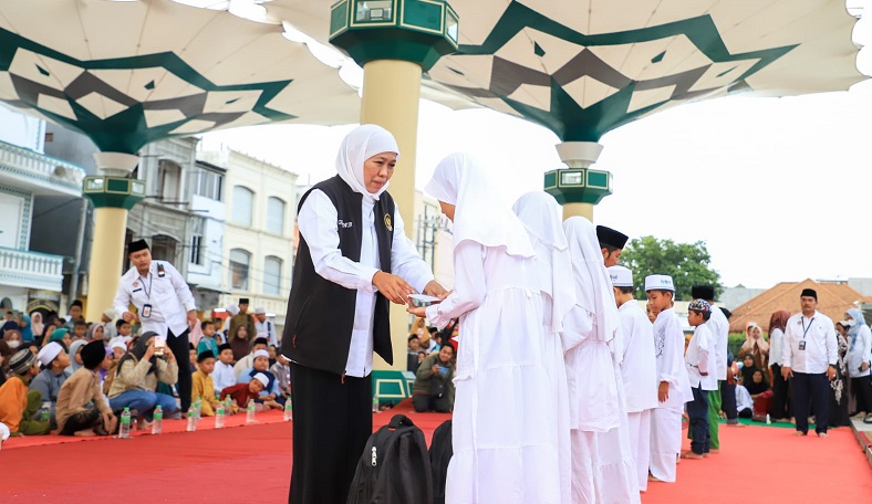 Gubernur Khofifah Bagikan Zakat Produktif untuk Bantu Warga Lepas dari Jerat Rentenir 