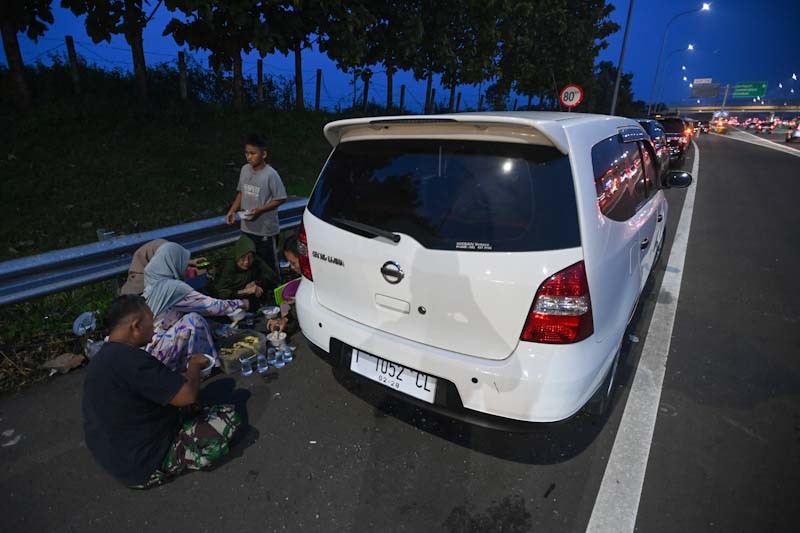 Berbahaya, Ini Potret Pemudik Berbuka Puasa di Bahu Jalan Tol Cipali - Bagian 2