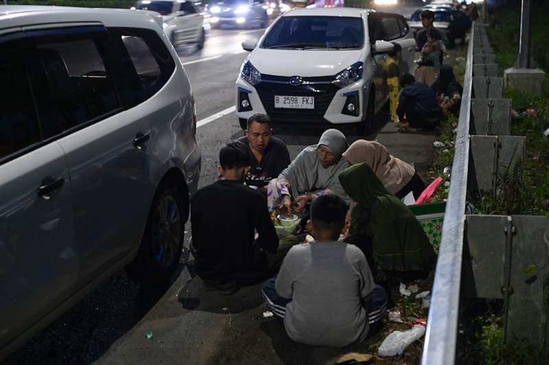 Berbahaya, Ini Potret Pemudik Berbuka Puasa di Bahu Jalan Tol Cipali - Bagian 3