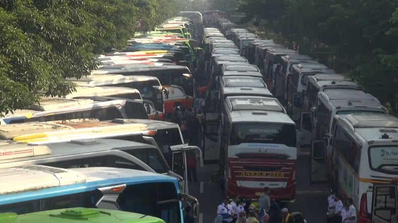 Dilepas Khofifah, Seratusan Bus Mudik Gratis Berangkat ke Sejumlah Wilayah di Jatim