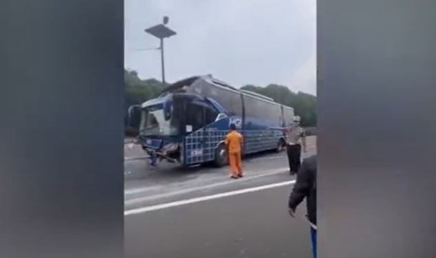 Bus Pemudik Tabrak Minibus hingga Terbalik di Tol Cipularang, 6 Luka-Luka