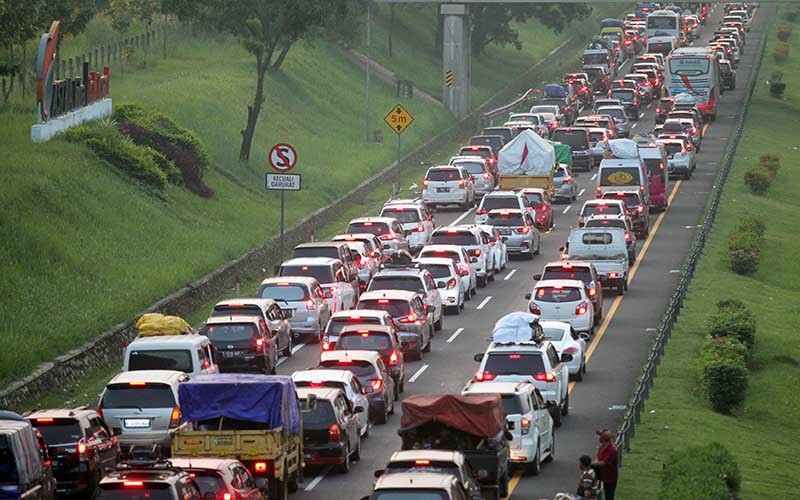 Tol Cipali Macet Panjang meski Diberlakukan Sistem Satu Arah - Bagian 3