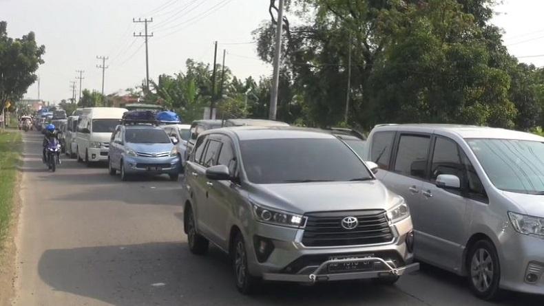 title Ribuan Kendaraan Keluar Tol, Jalur Pejagan Prupuk di Brebes Macet 5 Kilometer Ribuan Kendaraan Keluar Tol, Jalur Pejagan Prupuk di Brebes Macet 5 Kilometer