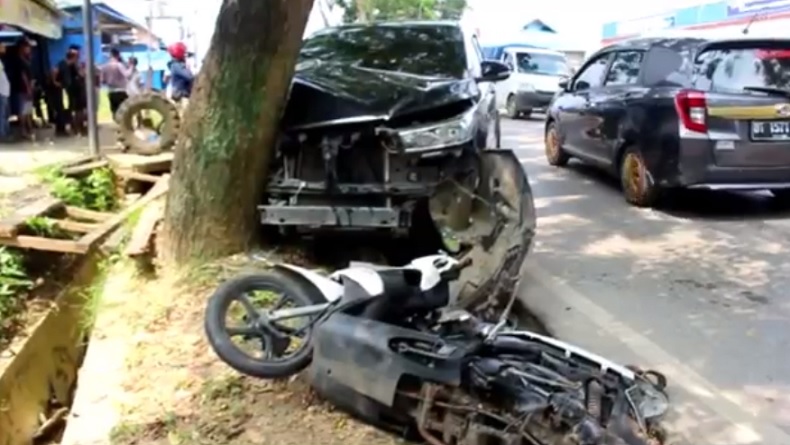 title Mobil Pemudik Tabrak 2 Motor dan Pohon di Jalan Pattimura Kendari, 2 Orang Luka Parah Mobil Pemudik Tabrak 2 Motor dan Pohon di Jalan Pattimura Kendari, 2 Orang Luka Parah
