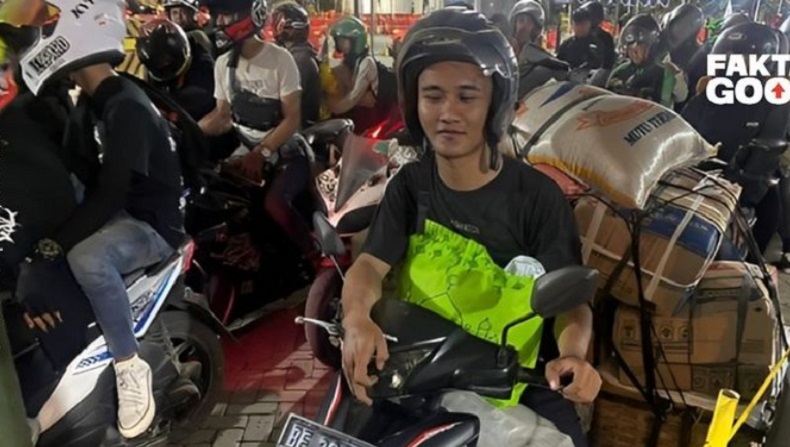 title Viral Pemotor Rela Bawa Oleh-oleh 300 Kg untuk Mudik Lebaran, Supaya Tak Dimarahi Istri Viral Pemotor Rela Bawa Oleh-oleh 300 Kg untuk Mudik Lebaran, Supaya Tak Dimarahi Istri