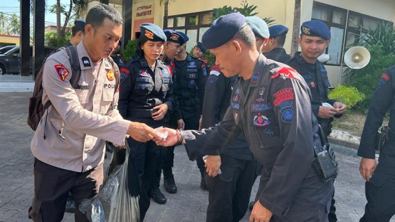 Jaga Kekebalan Tubuh, Polda Gorontalo Bagikan Vitamin kepada Personel Operasi Ketupat Otanaha