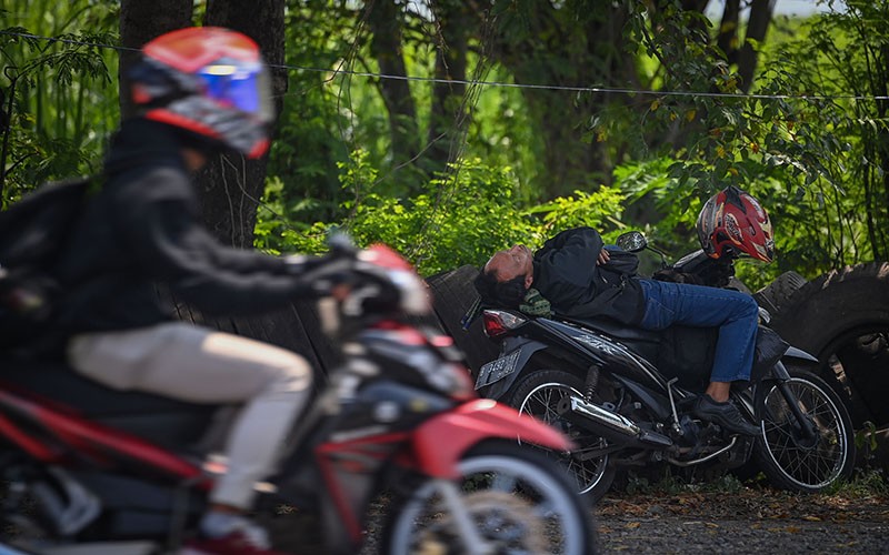 Potret Pemudik Kelelahan hingga Tidur di Pinggir Jalan - Bagian 3