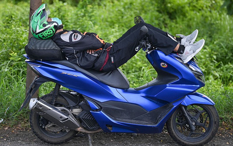 Potret Pemudik Kelelahan hingga Tidur di Pinggir Jalan - Bagian 1