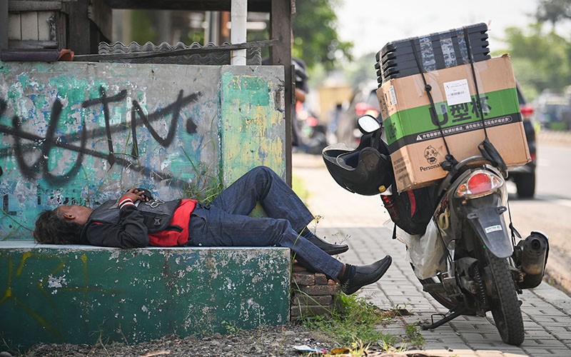Potret Pemudik Kelelahan hingga Tidur di Pinggir Jalan - Bagian 2