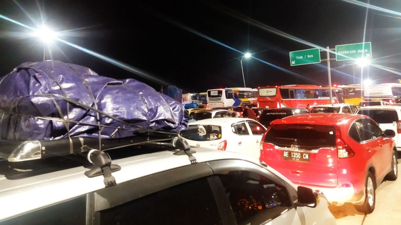 Kondisi Pelabuhan Merak Terkini, Kantong Parkir Penuh hingga Antrean Mobil di 7 Dermaga
