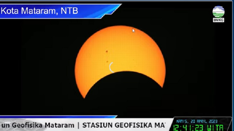 Begini Penampakan Gerhana Matahari Hibrid dari Kota Mataram