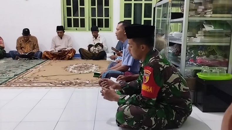 title Warga Gelar Doa Bersama di Kediaman Pratu Miftahul Arifin Prajurit TNI Gugur Ditembak KKB Warga Gelar Doa Bersama di Kediaman Pratu Miftahul Arifin Prajurit TNI Gugur Ditembak KKB