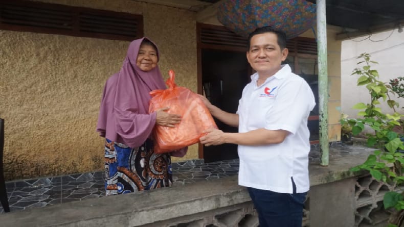 title DPW Perindo Babel Bagikan Takjil dan Paket Lebaran ke Masyarakat Kurang Mampu DPW Perindo Babel Bagikan Takjil dan Paket Lebaran ke Masyarakat Kurang Mampu