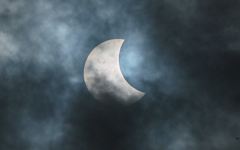 Detik-Detik Gerhana Matahari Muncul di Langit Jakarta hingga Seperti Bulan Sabit - Bagian 3