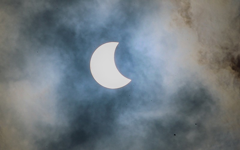 Detik-Detik Gerhana Matahari Muncul di Langit Jakarta hingga Seperti Bulan Sabit - Bagian 2