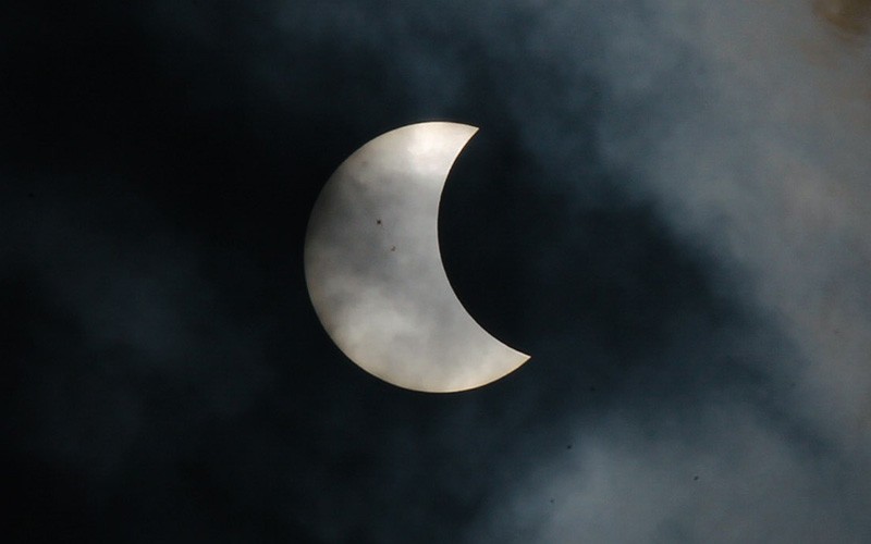 Detik-Detik Gerhana Matahari Muncul di Langit Jakarta hingga Seperti Bulan Sabit - Bagian 1
