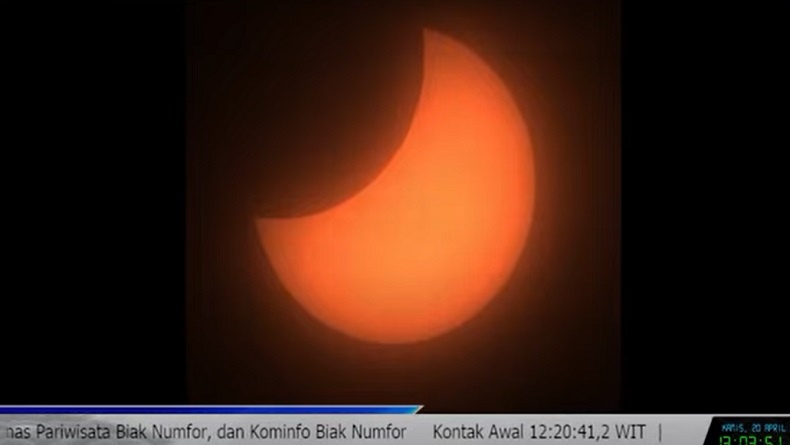 Gerhana Matahari Hibrid di Papua Mulai Tampak