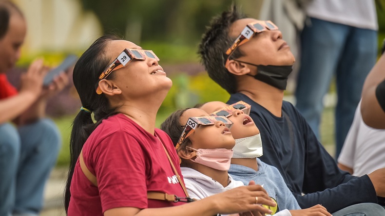 Momen Warga Saksikan Gerhana Matahari Hibrida di Taman Surya Balai Kota Surabaya