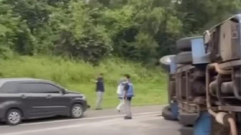 Kronologi Kecelakaan Di Tol Cipularang Km 68, Bus Tabrak Mobil Sebabkan ...