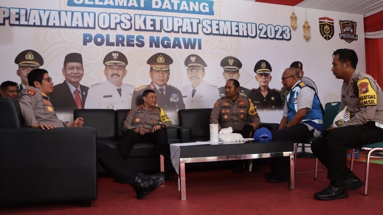 Kakor Sabhara Baharkam Polri  dan Polres Ngawi Cek Pos Pelayanan Mudik Tol KM 575 A