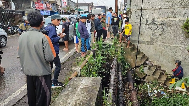 Pemotor Terjun dari Jembatan Sungai Cipetir Sukabumi, 1 Luka 1 Hilang