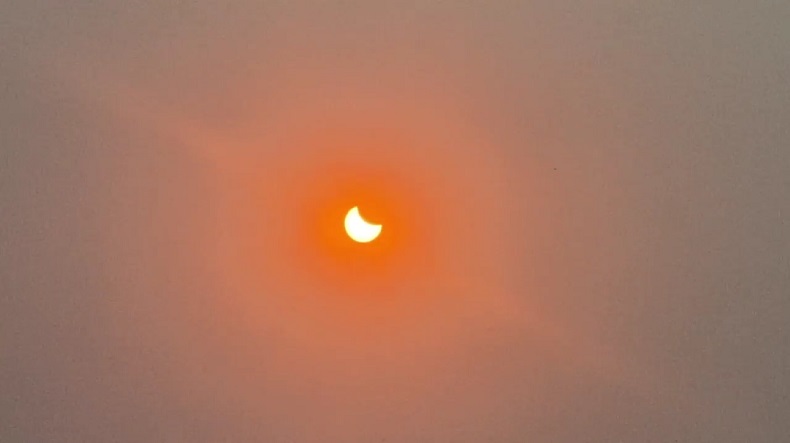 Gerhana Matahari Hibrida Jadi Tontonan Warga Blitar