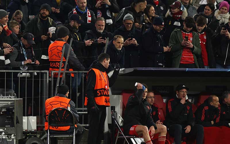 Momen Thomas Tuchel Bengong di Kursi Penonton usai Diganjar Kartu Merah - Bagian 3