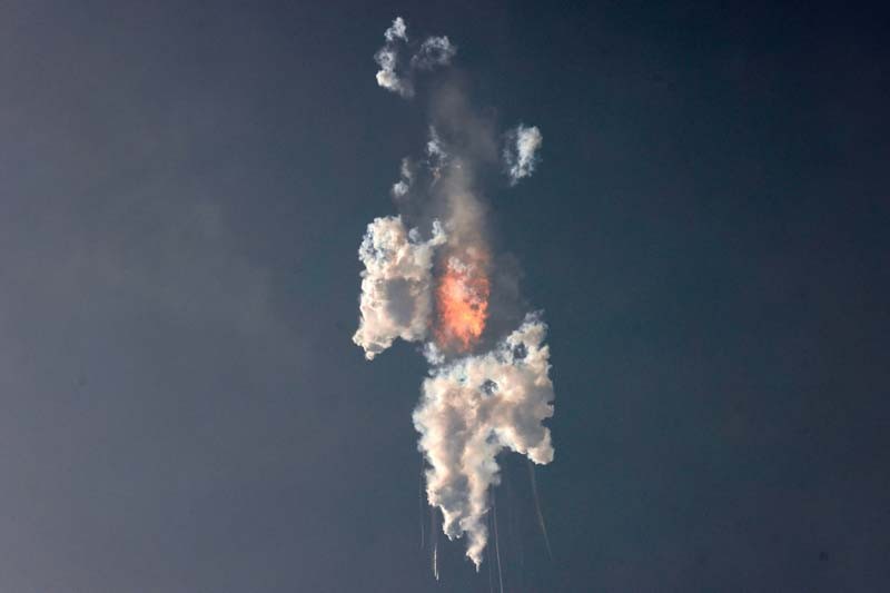 Potret Pesawat Antariksa Starship SpaceX Meledak Saat Uji Coba di Texas - Bagian 1