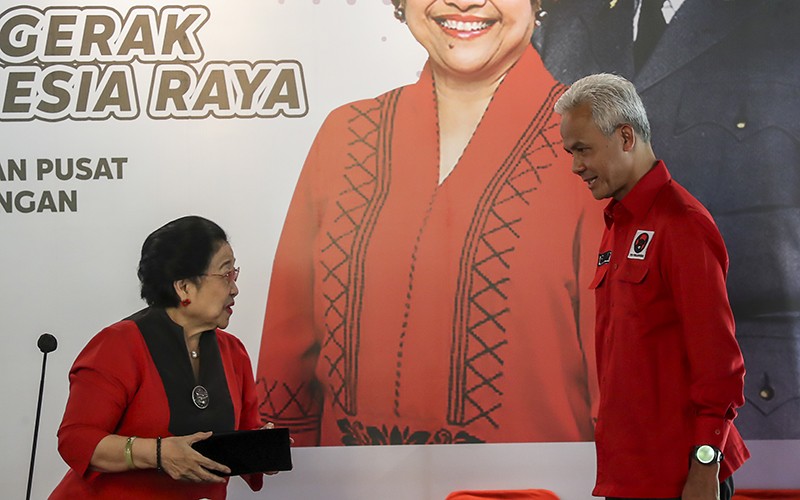 Momen Megawati Pakaikan Kopiah kepada Ganjar Pranowo, Bakal Capres PDI Perjuangan - Bagian 3