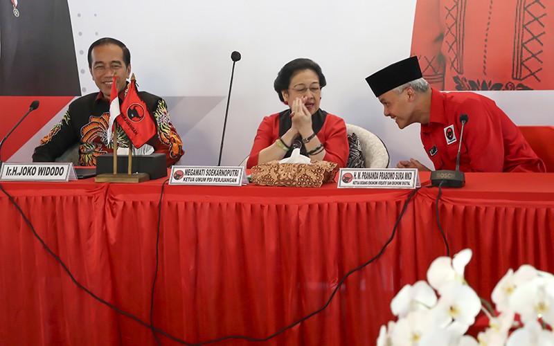 Momen Megawati Pakaikan Kopiah kepada Ganjar Pranowo, Bakal Capres PDI Perjuangan - Bagian 2