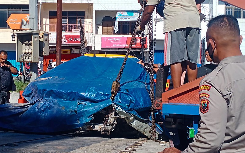 Pacsabentrok Oknum TNI dan Polisi, Mobil Patroli Hangus Ditutup Terpal - Bagian 1