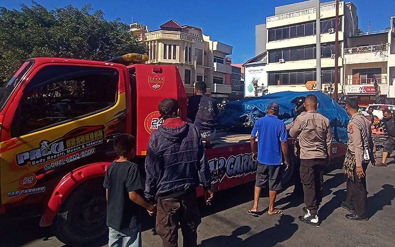 Pacsabentrok Oknum TNI dan Polisi, Mobil Patroli Hangus Ditutup Terpal - Bagian 2