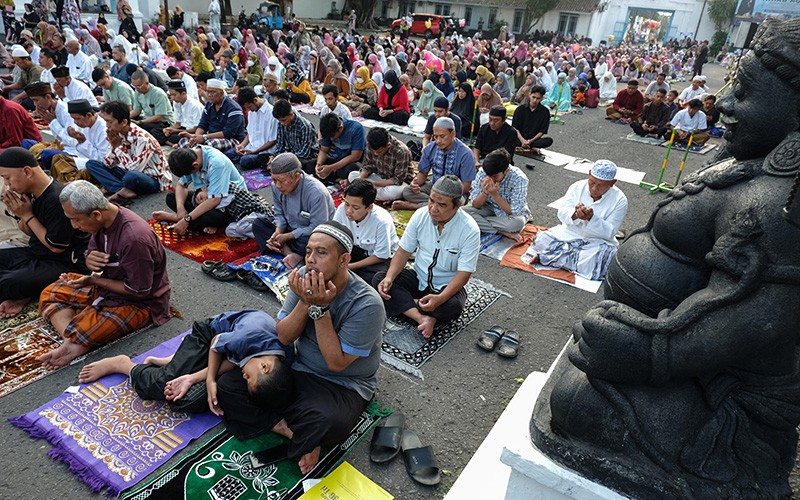 Suasana Khusyuk Sholat Idul Fitri di Keraton Kasunanan Solo - Bagian 2