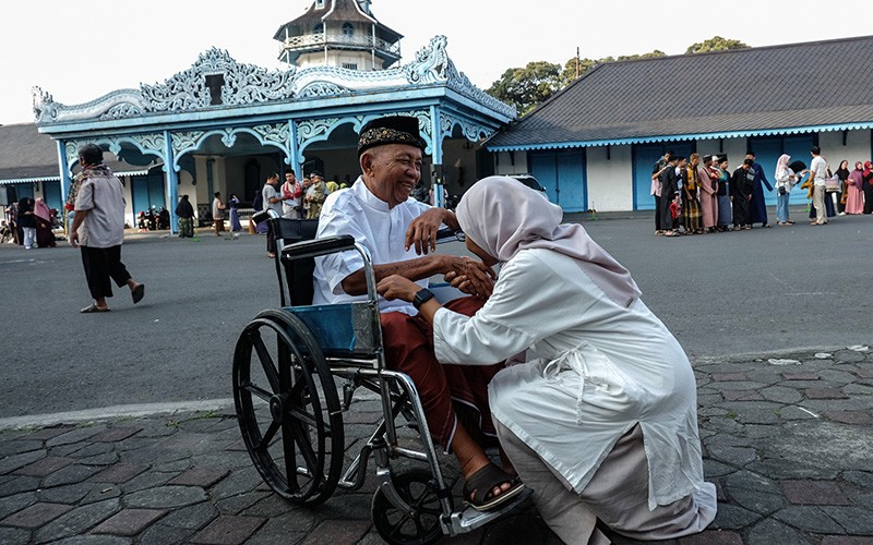 Suasana Khusyuk Sholat Idul Fitri di Keraton Kasunanan Solo - Bagian 3