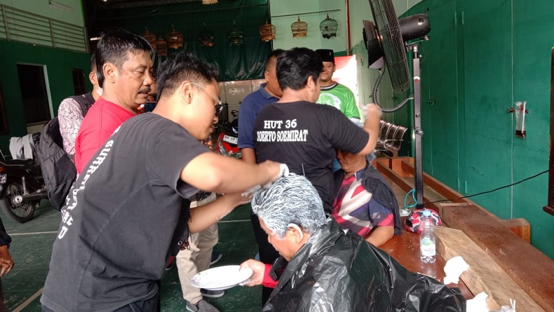 Ganjar Capres PDIP, Belasan Kader Di Solo Aksi Cat Rambut Putih