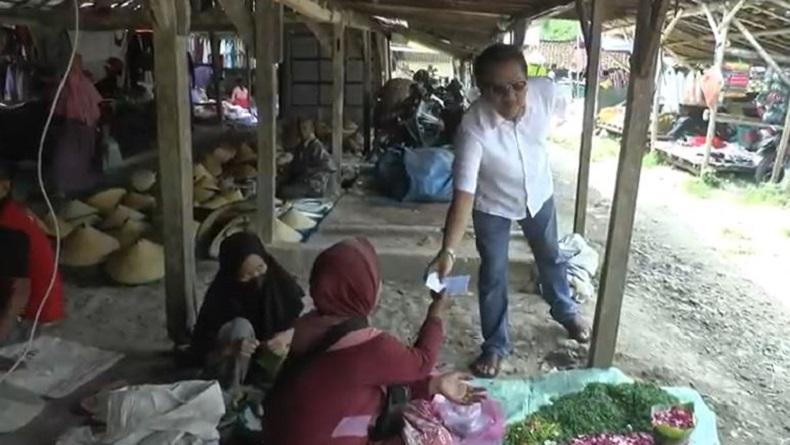 Bagi-bagi Uang Lebaran, Crazy Rich Grobogan Bikin Heboh Pedagang Pasar 