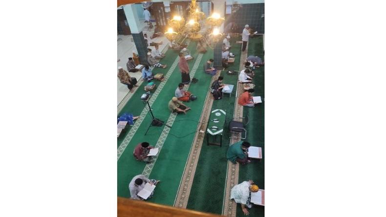 Cari Pahala Maksimal di Ujung Ramadhan, Ratusan Jemaah Iktikaf di Masjid Mujahidin Kendal