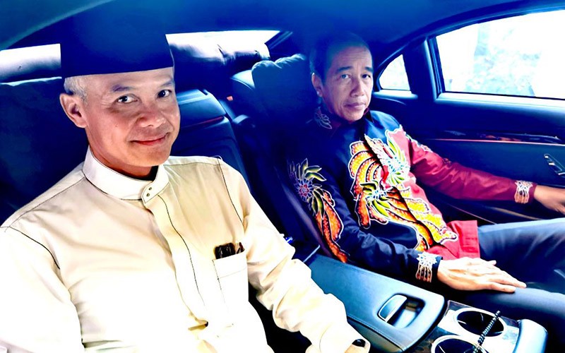 Jokowi Ajak Ganjar ke Solo Naik Pesawat Kepresidenan usai Deklarasi Capres PDIP - Bagian 2