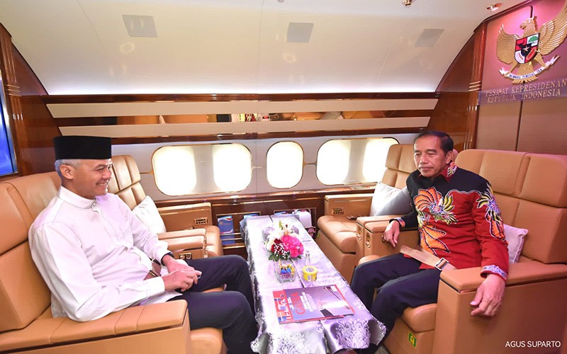 Jokowi Ajak Ganjar ke Solo Naik Pesawat Kepresidenan usai Deklarasi Capres PDIP - Bagian 1